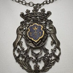 1950s - 1960s VINTAGE Heraldic crest pendant necklace.